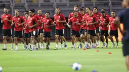 Timnas Indonesia melakukan latihan resmi jelang pertandingan FIFA Matchday melawan Chinese Taipei di Stadion Gelora Bung Tomo (GBT), Surabaya, Jawa Timur, Kamis (4/9/2025) malam. (Bola.com/Abdul Aziz)