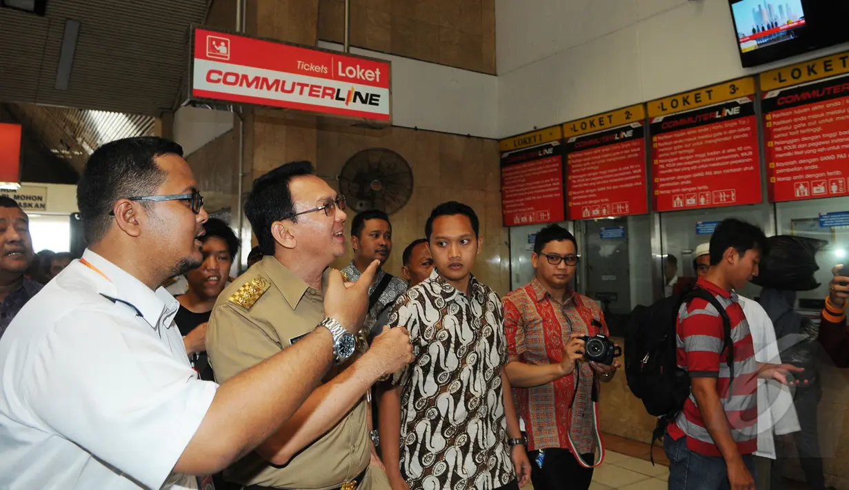 Gubernur DKI Jakarta Basuki T Purnama memantau kondisi Stasiun Tanah Abang, Jakarta, Rabu (15/4/2015). Pemprov DKI rencananya akan membangun jembatan penghubung dari Stasiun Tanah Abang menuju Pasar Blok G Tanah Abang. (Liputan6.com/Herman Zakharia)