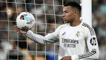 Penyerang Real Madrid asal Prancis bernomor punggung 10, Kylian Mbappe, mengontrol bola selama pertandingan Liga Spanyol antara Real Betis dan Real Madrid CF di stadion La Cartuja di Sevilla pada 25 April 2026. (CRISTINA QUICLER/AFP)