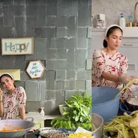 Potret Ussy Sulistyawati mengajari mertua buat ketupat (Sumber: Instagram/@ussypratama)