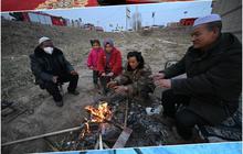 FOTO: Potret Ketabahan Warga Muslim China yang Jadi Korban Gempa Bumi di Gansu Menghadapi Tantangan Suhu Ekstrem di Tenda Darurat