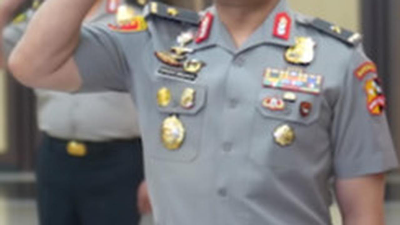 Pecah Bintang, Perwira Polisi ini Bahagia Sampai Bertekuk Lutut Cium Tangan Kapolri dan Orangtua