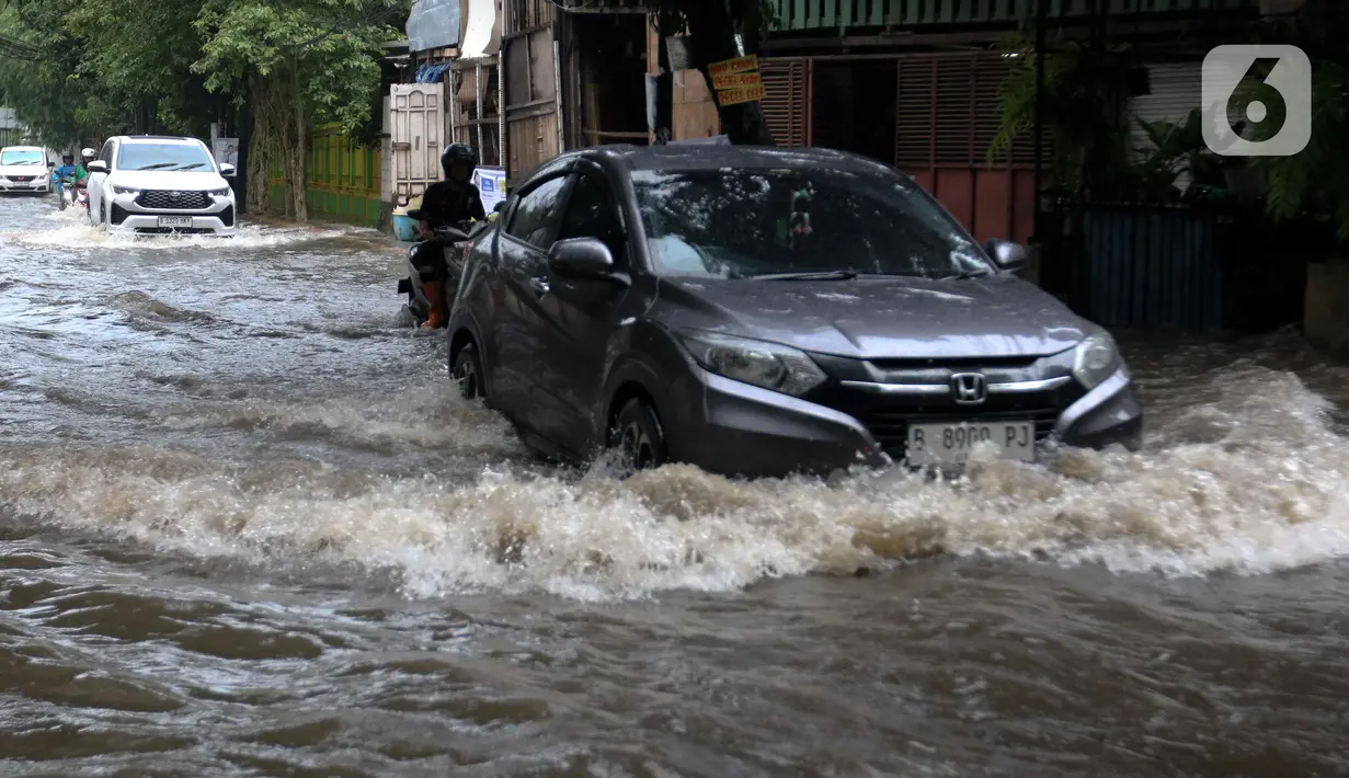 Sejumlah kendaraan terjebak banjir di kawasan Kemang Timur, Jakarta, Kamis (4/1/2024).(Liputan6.com/Herman Zakharia)
