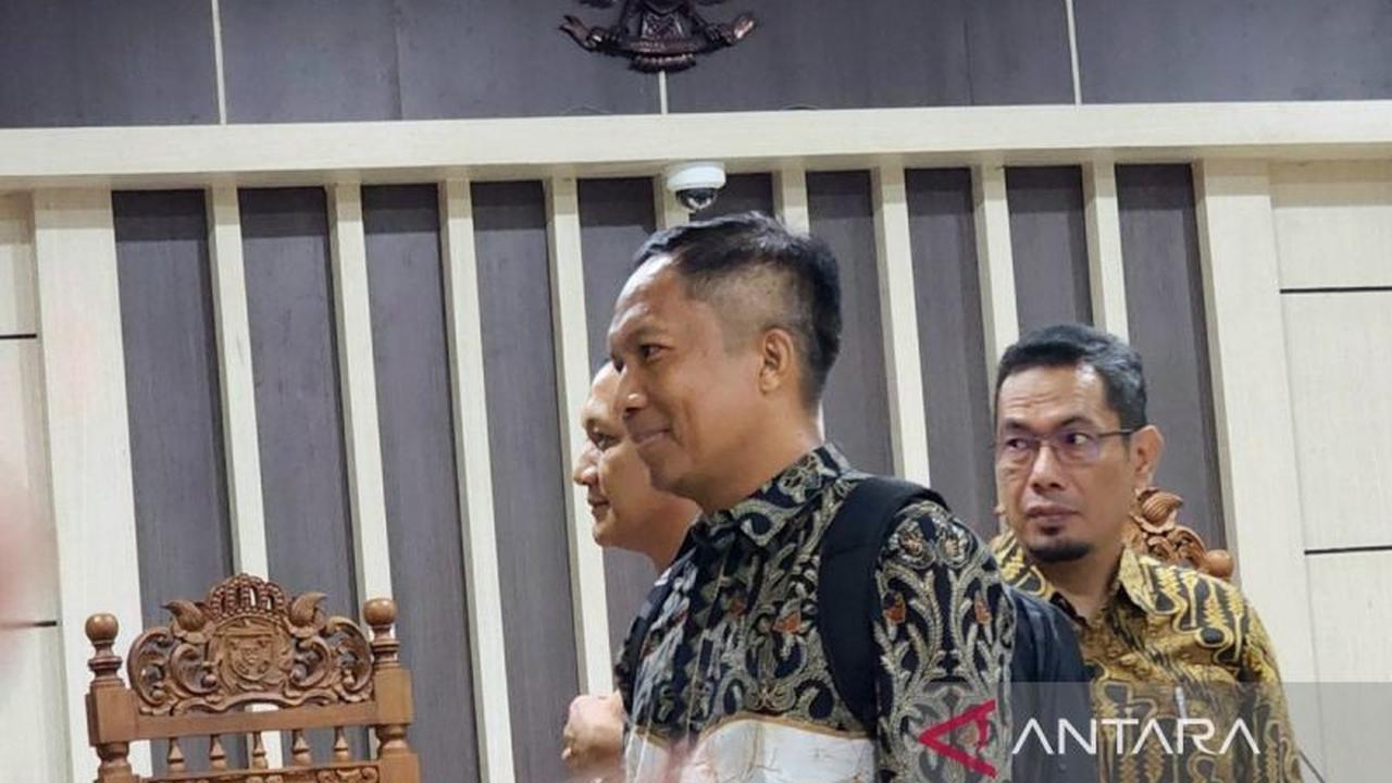 Trivia Hukum: Tolak Eksepsi Pj Bupati Cilacap Awaluddin Muuri, Sidang Korupsi Lahan Rp237 Miliar Berlanjut