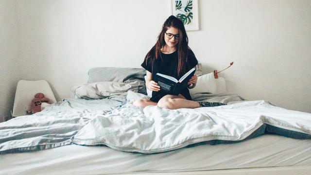 Ilustrasi membaca di tempat tidur