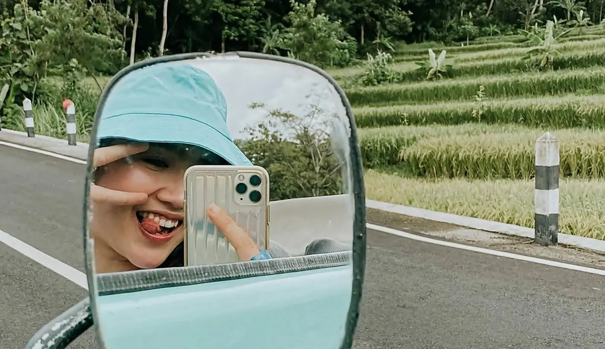 Cukup banyak selebriti yang belakangan jalani liburan ke Jogjakarta semasa pandemi. Para selebriti ini pun pilih liburan ke area persawahan yang ada di Bantul dan Kulon Progo. Selain itu lokasinya pun dekat denga pantai selatan yang memiliki suasana nyaman. (Liputan6.com/IG/@febbyrastanty)