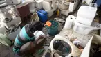 Penjual membersihkan kloset duduk bekas di Jalan Raya Ciater, Serpong, Tangerang Selatan, Banten, Jumat (13/11/2020). Kloset duduk bekas tersebut dikirim dari Jakarta dibersihkan serta diservis seperti baru. (merdeka.com/Dwi Narwoko)