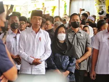 Presiden Joko Widodo bersama Ibu Negara Iriana Joko Widodo (kanan) melepas keberangkatan almarhumah Koesni Harningsih di Jalan Terusan Lembang Nomor D54, Menteng, Jakarta, Minggu (12/3/2023). Istri Kepala Staf Presiden (KSP) Moeldoko tersebut meninggal dunia di usia 63 tahun setelah menjalani perawatan di ICCU RSPAD Kartika Gatot Subroto dan rencananya akan dimakamkan di Taman Makam Pahlawan Bahagia, Tangerang Selatan. (Liputan6.com/Angga Yuniar)