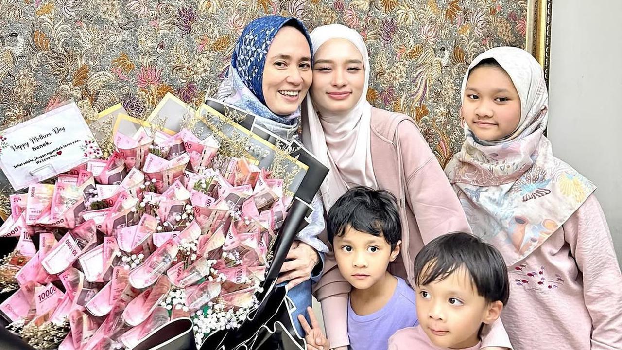 7 Potret Ibunda Inara Rusli yang Jarang Tersorot, Sama Cantiknya