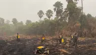 Petugas Karhutla Way Kambas Sujud Syukur dan Menangis Haru Sambut Hujan