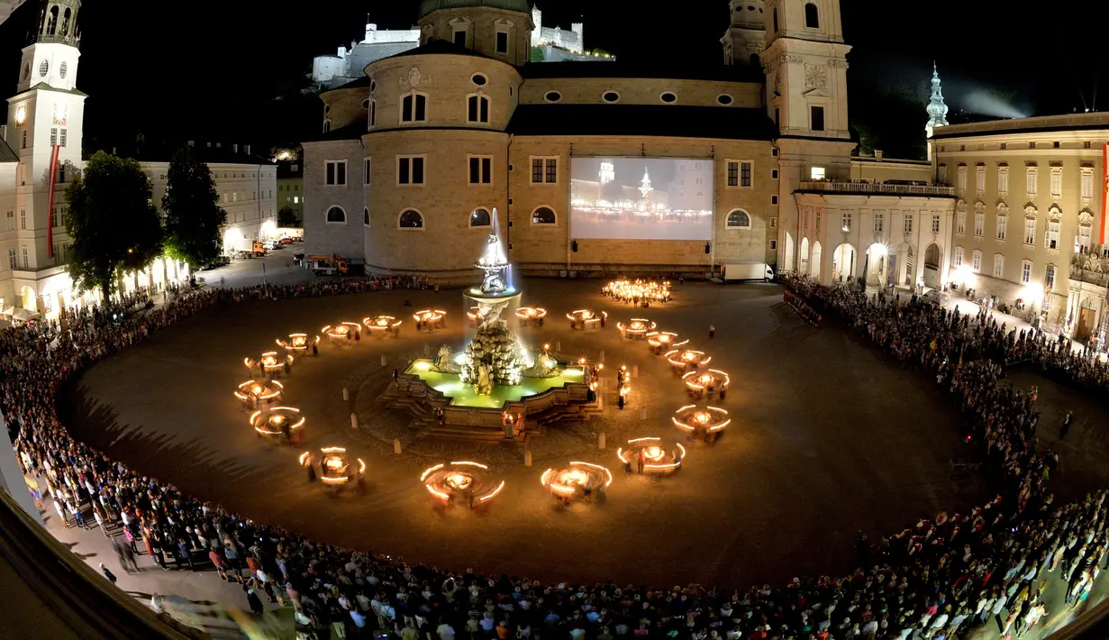 Ratusan orang menonton penampilan tari dalam Festival Salzburg di Kota Salzburg, Austria (22/7). Festival ini terdiri dari acara musik, drama dan opera yang sudah dimulai sejak tahun 1920. (Barbara Gindl/APA/AFP)