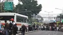 Kemacetan terjadi karena adanya kerumunan massa menyambut kedatangan Prabowo dan Hatta Rajasa yang akan mendaftar sebagai capres dan cawapres di kantor KPU, Selasa (20/5/2014) (Liputan6.com/Faizal Fanani)
