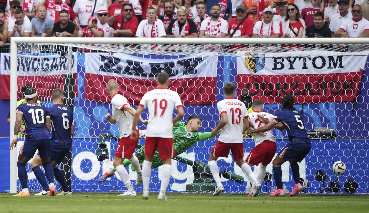 Kiper Timnas Belanda, Bart Verbruggen gagal menjangkau bola sundulan yang dilepaskan striker Timnas Polandia, Adam Buksa pada laga Grup D Euro 2024 di Volksparkstadion, Hamburg, Jerman, Minggu (16/6/2024). (AP Photo/Ebrahim Noroozi)
