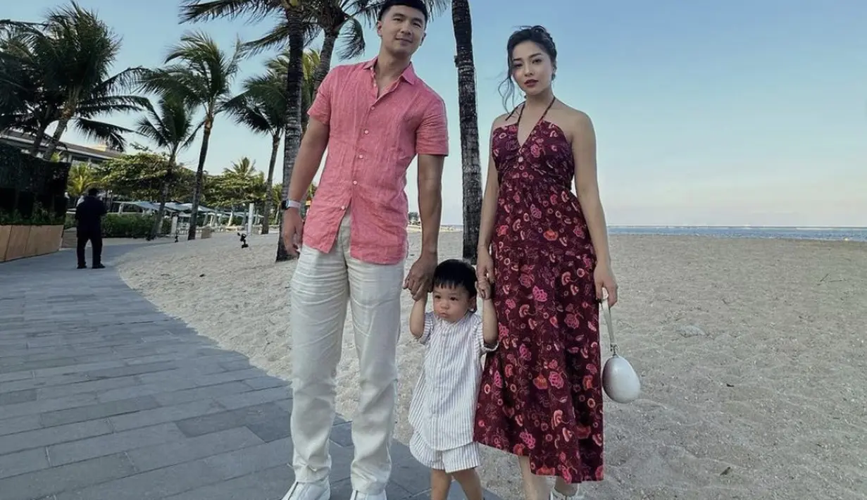 Sedangkan Nikita Willy tampil dengan floral dress dan wedges, Gaya resort yang lebih glam untuk menemaninya di pesisir pantai. [Foto: Instagram/ Nikita Willy]