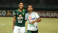 Bek Timnas Indonesia U-19, Firza Andika (PSMS) bertukar jersey dengan Irfan Jaya (Persebaya) di Stadion Gelora Bung Tomo, Rabu (19/7/2018). (Bola.com/Aditya Wany)