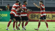 Persebaya Surabaya takluk 1-2 dari Madura United pada laga pekan ke-28 BRI Super League 2025/2026 di Stadion Gelora Bung Tomo, Surabaya, Jumat (17-4-2026). (Bola.com/M Iqbal Ichsan)