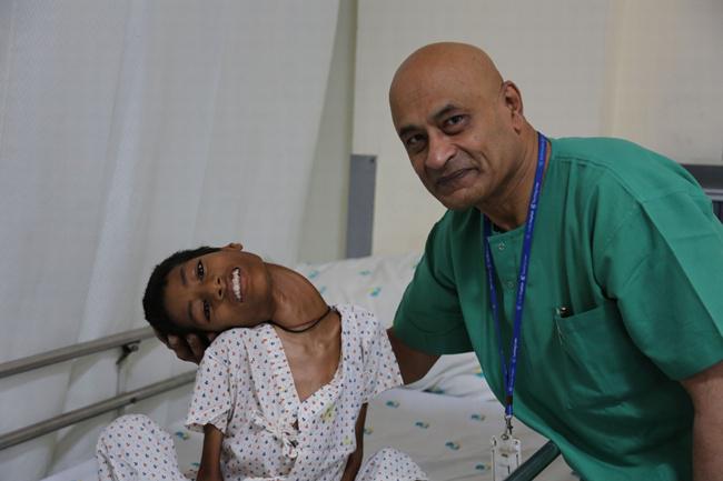 Dokter Raja dan Mahendra saat di rumah sakit | Photo: Copyright mirror.co.uk