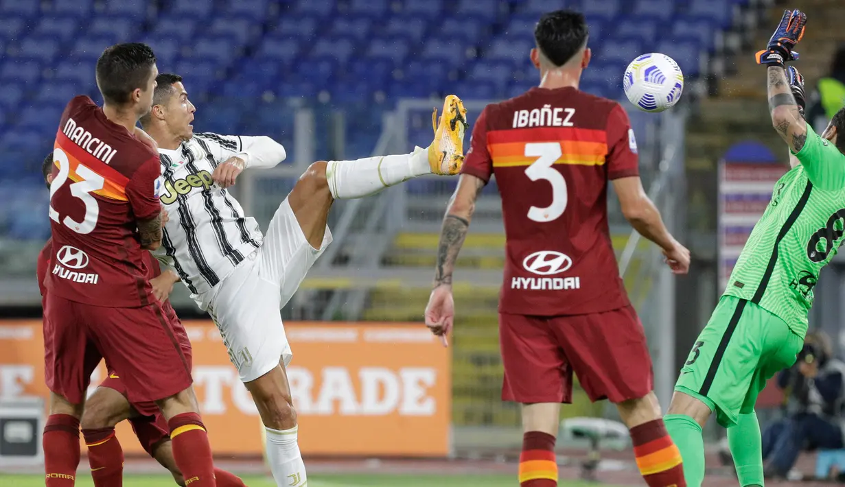 Penyerang Juventus, Cristiano Ronaldo (kedua kiri) mencetak gol kedua untuk timnya ke gawang AS Roma pada pekan kedua Liga Italia Serie A 2020-2021 di Stadion Olimpiade Roma, Minggu (27/9/2020). Juventus bermain imbang 2-2 di kandang AS Roma. (AP Photo/Gregorio Borgia)