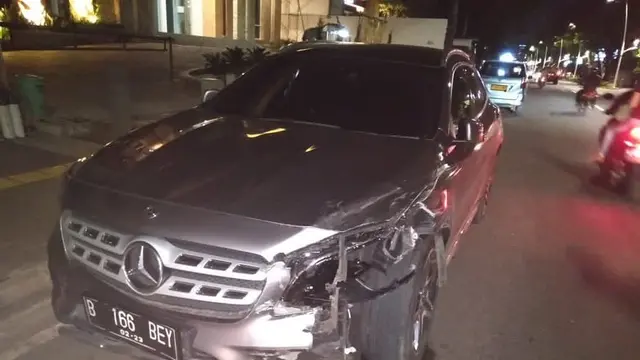 mobil mewah berjenis Mercedez Benz dengan nomer kendaraan B 166 BEY merupakan kendaraan milik Salshabilla Adriani (https://www.instagram.com/p/CI1NkUJAE7p/)