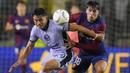 Pemain Barcelona, Marc Guiu (kanan) berebut bola dengan pemain Club America, Ramon Juarez pada laga persahabatan di Cotton Bowl, Dallas, Amerika Serikat, Jumat (22/12/2023) dini hari WIB. (AP Photo/Julio Cortez)