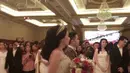 Dalam sebuah video yang dibagikan di Instagram, terlihat mantan personel Cherrybelle memakai gaun pengantin putih dan bermahkota saat menuju altar gereja. (dok. Instagram/axcelkeziawedding)
