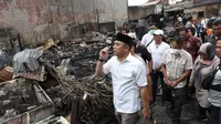 Eri Cahyadi meninjau lokasi kebakaran di Jalan Kedondong Kidul II, Kelurahan Tegalsari, Kecamatan Tegalsari, Sabtu pada dini (5/11/2022). (Dian Kurniawan/Liputan6.com)