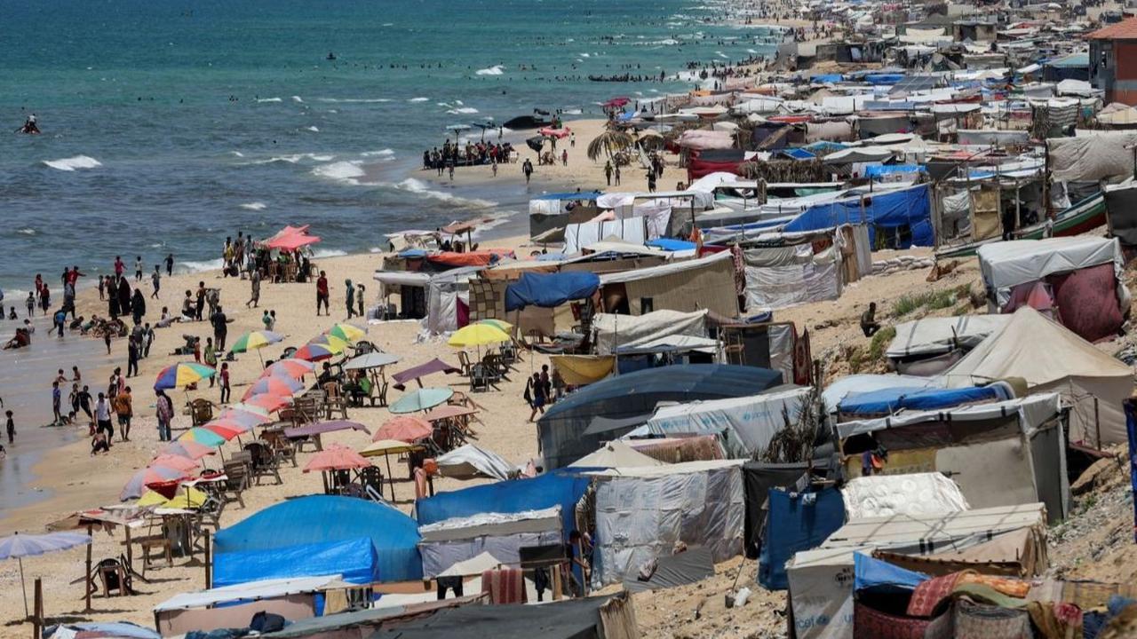Pantauan udara menunjukkan deretan tenda-tenda darurat yang dibangun oleh para pengungsi di sepanjang pantai, menciptakan pemandangan yang memilukan. Foto: REUTERS / Ramadan Abed<br>