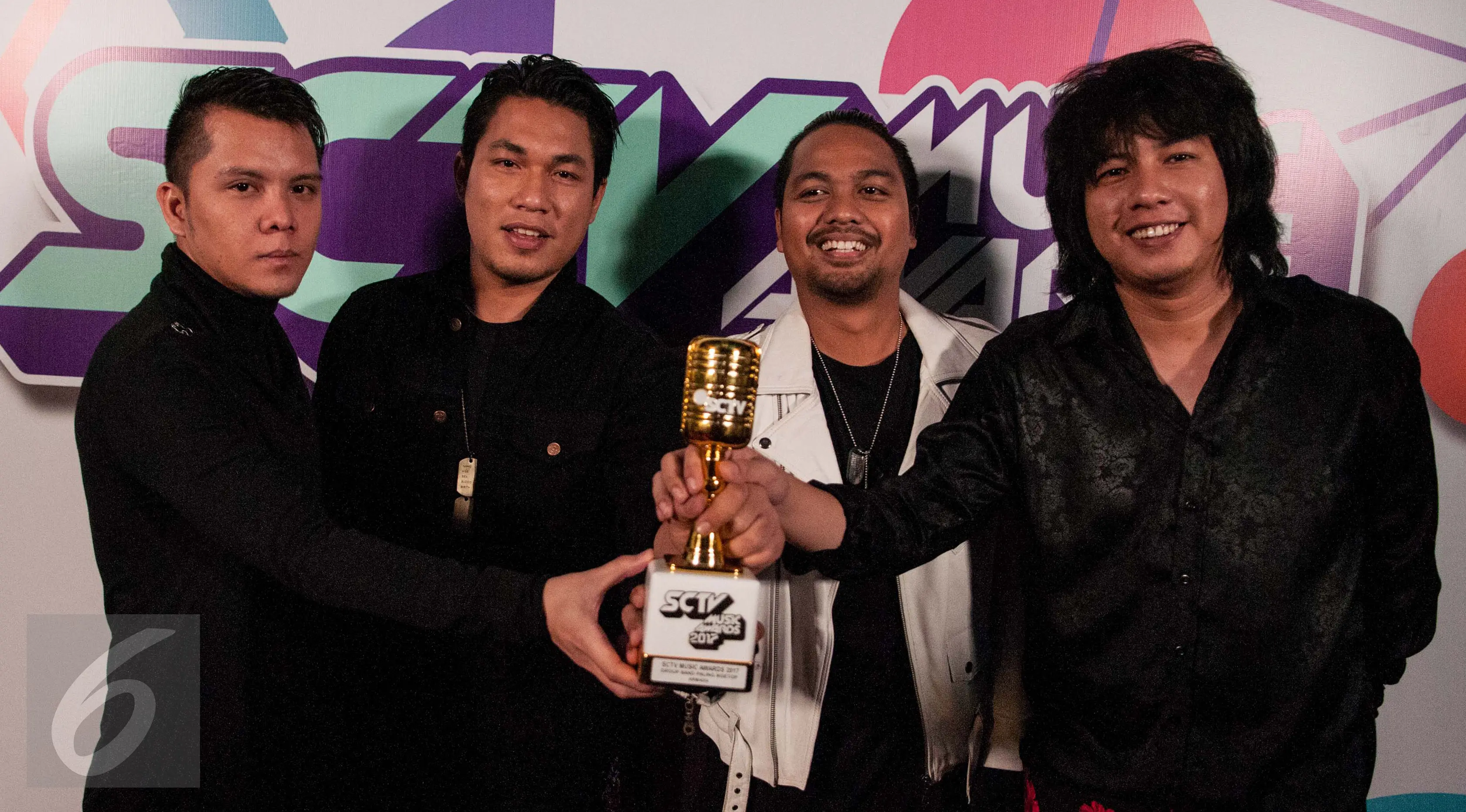 Band Armada meraih penghargaan dari ajang SCTV Music Awards 2017 di Studio 6 Emtek City, Jakarta Barat, Selasa (16/5) malam. Armada menerima penghargaan untuk kategori Grup Band Paling Ngetop 2017. (Liputan6.com/Gempur M Surya)