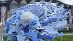 Seorang wanita memakai topi dengan pinggiran yang terdiri dari sosok kuda saat tiba di hari pertama pertemuan pacuan kuda Royal Ascot, di Ascot Racecourse di Ascot, Inggris, Selasa, 20 Juni 2023.(AP Photo/Alastair Grant)