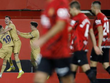 Barcelona sukses membawa pulang tiga poin dari markas Real Mallorca dalam duel pekan ketujuh La Liga 2022/2023, Minggu (2/10/2022). (AP/Francisco Ubilla)