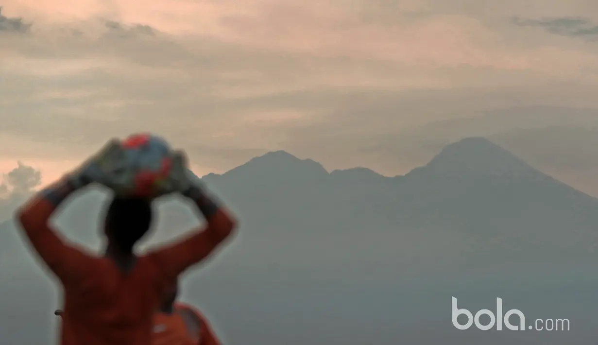 Landscape pegunungan dan sunset iringi sesi latihan finalis Piala Presiden 2017, Pusamania Borneo Fc di Stadion Pakansari, Bogor, (9/3/2017). (Bola.com/Nicklas Hanoatubun)