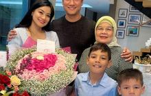 Dapat Bunga dan Ciuman Romantis dari Suami, Berikut 8 Potret Ulang Tahun Titi Kamal yang Dirayakan di Rumah bersama Keluarga