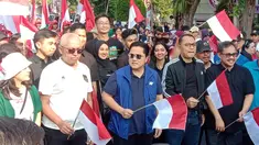 Ketua Umum PSSI, Erick Thohir (tengah), didampingi Wali Kota Surabaya, Eri Cahyadi (dua kanan) saat mengikuti pawai yang dilakukan mulai area Siola menuju Balai Pemuda Surabaya dalam rangkaian acara Trophy Experience Piala Dunia U-17 2023 di Surabaya, Minggu (29/10/2023). (Bola.com/Aditya Wany)