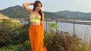 Kombinasi outfit warna oranye dan kuning memberi kesan tampilan yang cantik dan hangat. [Instagram/claurakiehl]