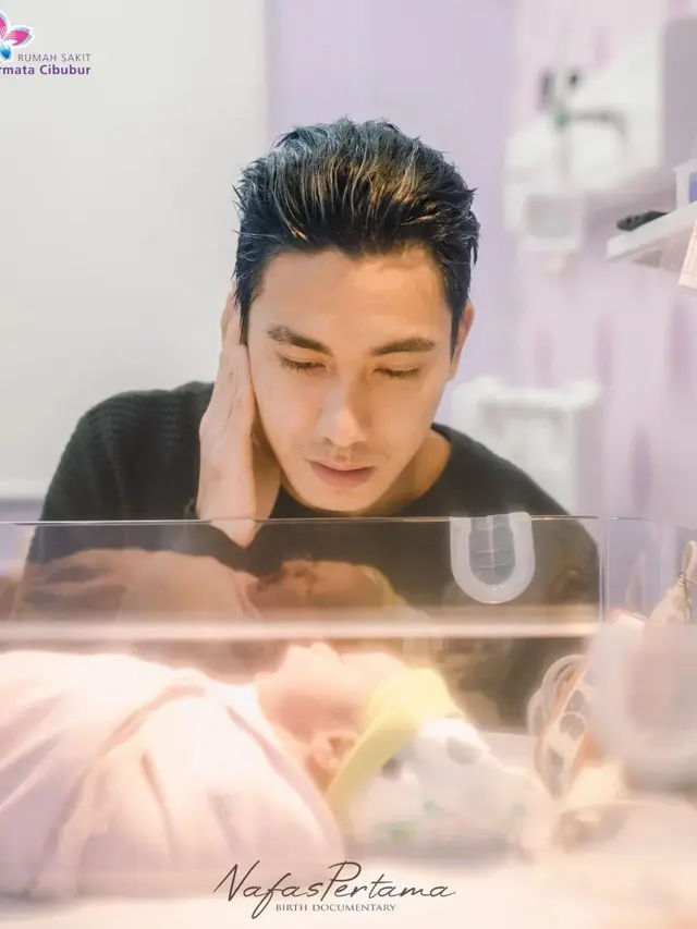 Evan Marvino dampingi istri melahirkan anak pertama (Foto oleh: Instagram @nafaspertama via@rs.permatacibubur)