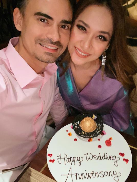 Penyanyi Bunga Citra Lestari bersama suaminya Ashraf Sinclair saat merayakan hari pernikahnnya. Ashraf Sinclair meninggal pukul 4.51 WIB di RS MMC Kuningan. (Instagram/@bclsinclair)
