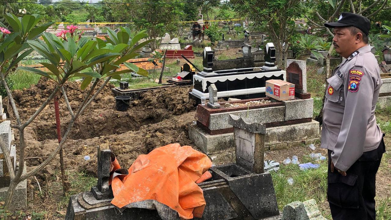 Polisi Bongkar Makam, Ungkap Misteri Ibu di Gresik Meninggal Pakai Selendang Bayi