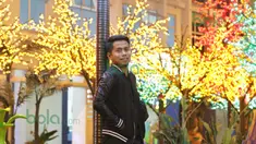 Tenar, jago, berlimpah uang, plus tampilan wajah rupawan, itulah trademark Andik Vermansah sekarang ini setelah dua tahun bermain dan menjadi bintang tim Selangor FA. (Bola.com/Nicklas Hanoatubun)