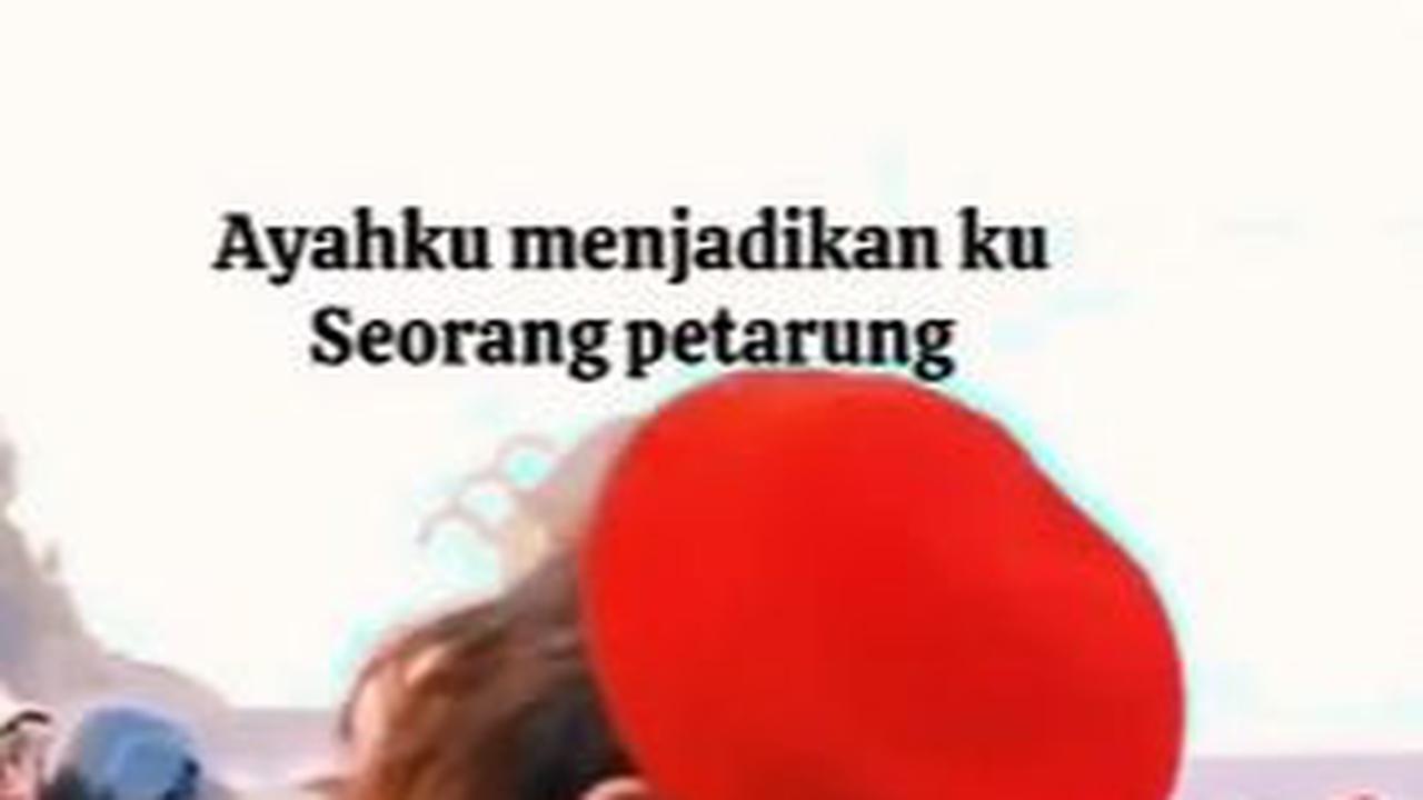 Anggota Kopassus ini selanjutnya memasangkan brevet di dada sang anak. <br>
