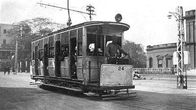 6 Potret Jadul Trem di India Tahun 1900-an, Kereta Kecil di Jalan Raya