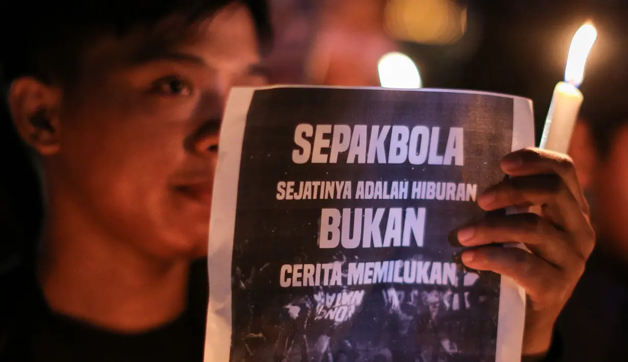 Dalam aksinya mereka juga meminta pihak yang berwenang untuk mengusut tuntas soal kejadian yang terjadi di Malang. (Bola.com/Bagaskara Lazuardi)