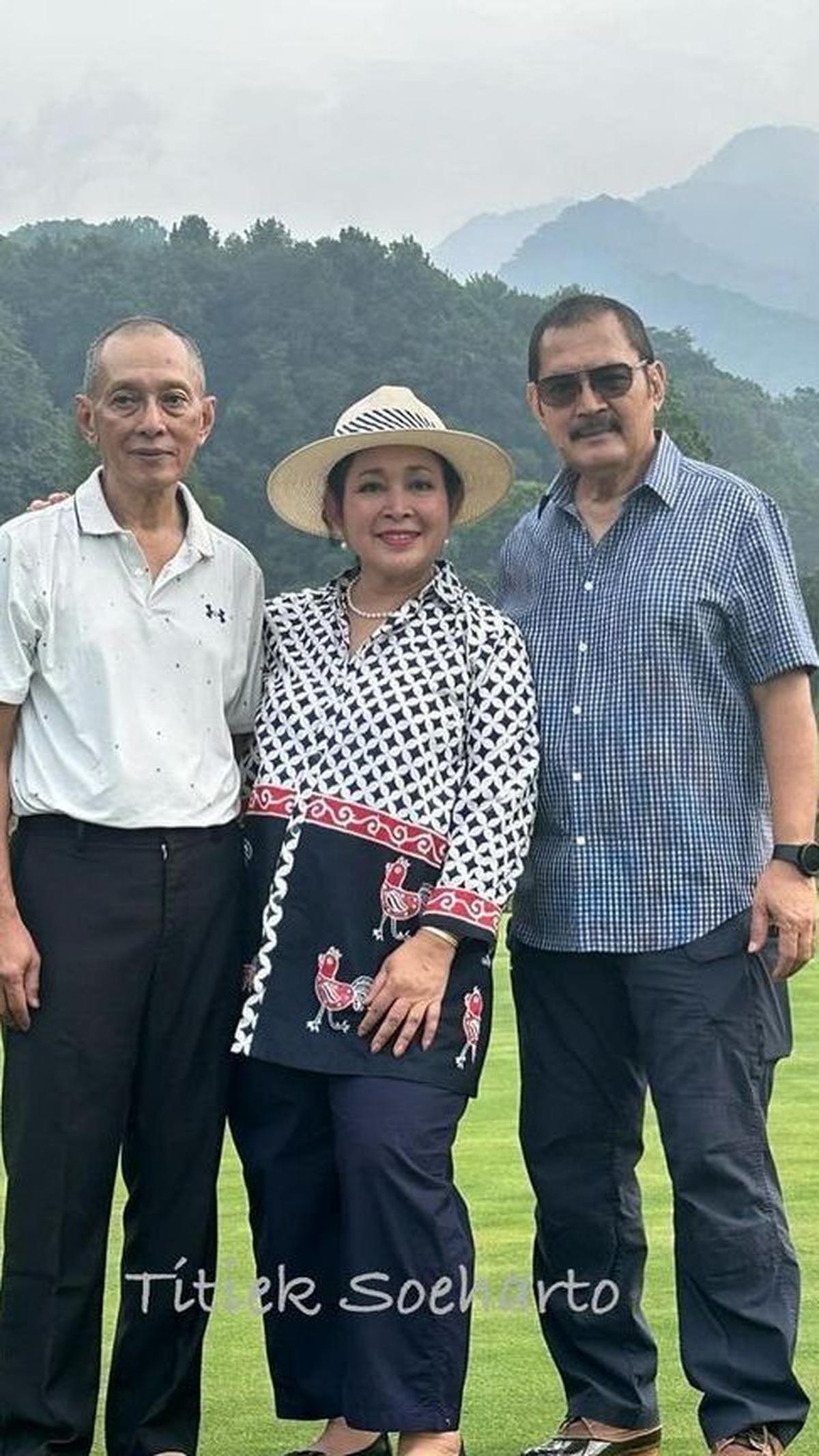 "Semoga panjang umur dan senantiasa diparingi Gusti Allah sehat wal&rsquo;afiat.. Aamiin.. 🤲," tutupnya. <br>