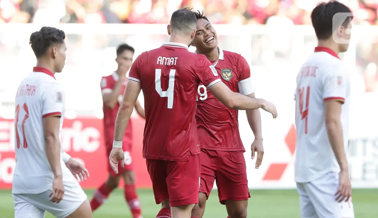 Ekspresi dua pemain timnas Indonesia, Fachruddin Wahyudi Aryanto dan Jordi Amat saat gagal memanfaatkan peluang mencetak gol ke gawang Vietnam pada laga kandang semifinal Piala AFF 2022 melawan Vietnam di Stadion Utama Gelora Bung Karno, Jakarta, Jumat (6/1/2023). Laga berlangsung ketat, kedua tim saling adu serang. Laga berakhir imbang 0-0. (Liputan6.com/Helmi Fithriansyah)