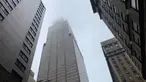 Asap mengepul saat sebuah helikopter menabrak gedung pencakar langit di pusat Manhattan, New York, Amerika Serikat, Senin (10/6/2019). Seorang pilot dilaporkan tewas dalam insiden tersebut. (AP Photo/Mark Lennihan)