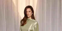 Grace Gummer mengenakan gaun Dior berbahan sutra warna hijau pastel dan emas, yang dipercantik dengan detail kain tule yang halus serta aksen pita di bagian samping. Ditambah dengan pulasan makeup dari Dior Beauty. / Foto dok: Dior.