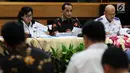 Menteri Perhubungan Budi Karya Sumadi (tengah) memaparkan pencapaian kinerja akhir tahun 2018 Kementerian Perhubungan di Jakarta, Kamis (13/12). Sejumlah pencapaian tercatat seperti pembenahan transportasi darat, laut dan udara. (Liputan6.com/Johan Tallo)