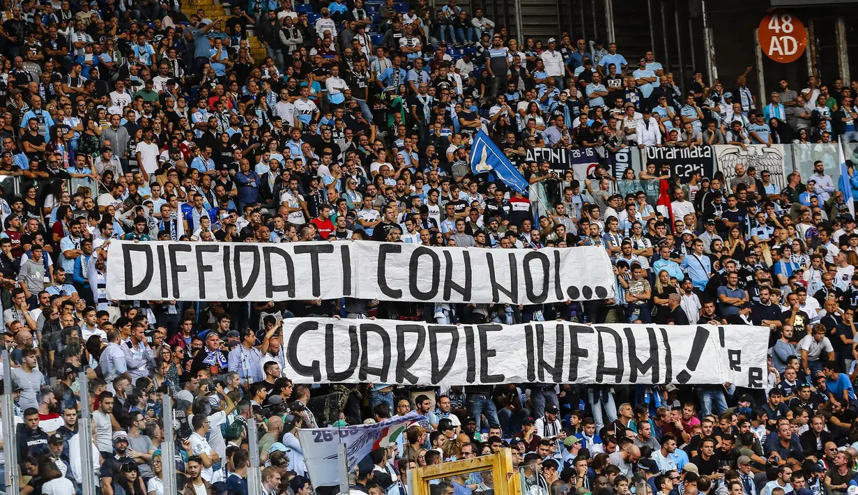 Fans Lazio membentangkan "Banned fans with us, vile cops", beberapa fans rasis saat menyanyikan lagu ejekan kepada pemain Sassuolo Claud Adjapong dan Alfred Duncan di Olympic Stadium, Roma, (1/10/2017). (Angelo Carconi/ANSA via AP)