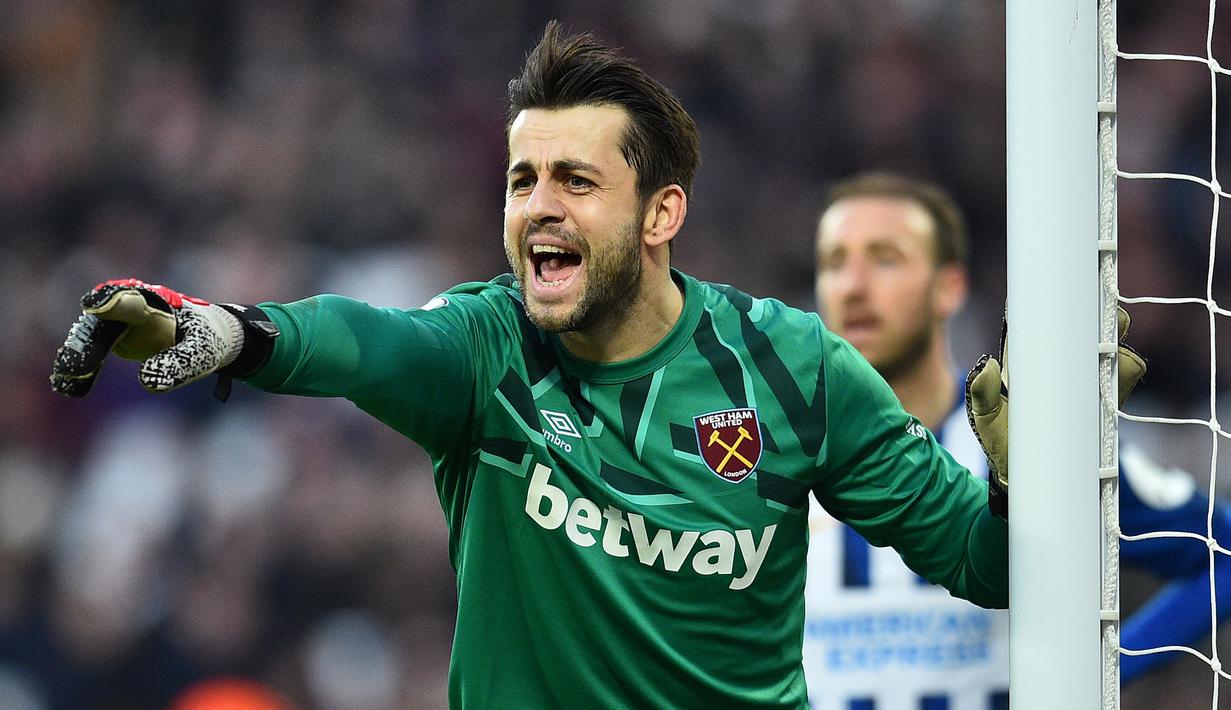 4. Lukasz Fabianski (West Ham) - Bersama West Ham United, Fabianski mencatatkan pencapaian yang luar biasa. Kiper 34 tahun ini mampu melakukan penyelamatan sebanyak 126 kali dan memiliki persentase penyelamatan sebesar 71,76 persen. (AFP/Glyn Kirk)