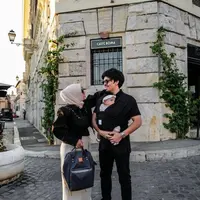 Liburan di Italia, penampilan Aurel Hermansyah dengan gaya ala cewek kue hingga cewek mamba mencuri perhatian. (Instagram/aurelie.hermansyah).