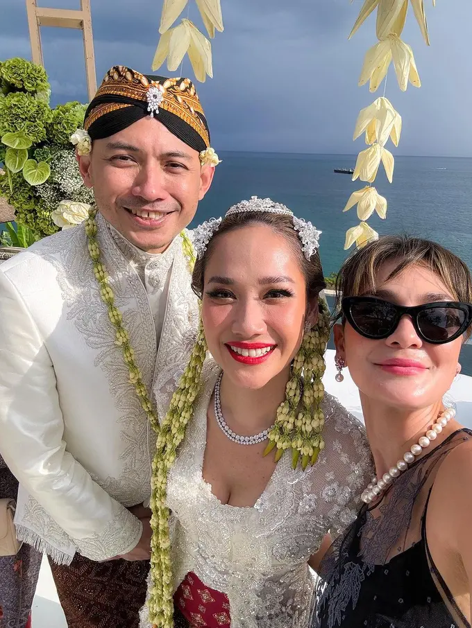 6 Gaya Elegan Luna Maya Dapat Buket Bunga di Pesta Pernikahan BCL dan Tiko Aryawardhana